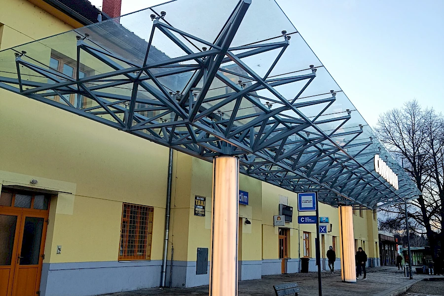 Autobusové nádraží Chrudim – Ocelový portikus — reference statického návrhu, fotografie 5